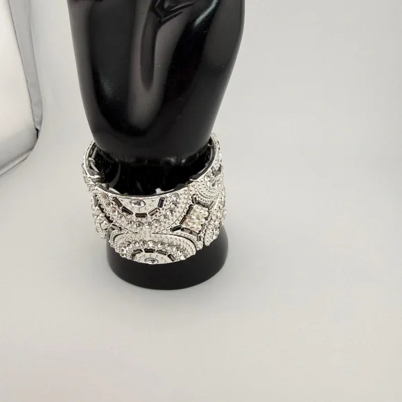 Elegant Silver Toned Crystal Stretch Bracelet - Picture 3 of 7